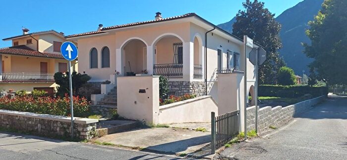 Casa con 12 locali in vendita in Borgo A Mozzano