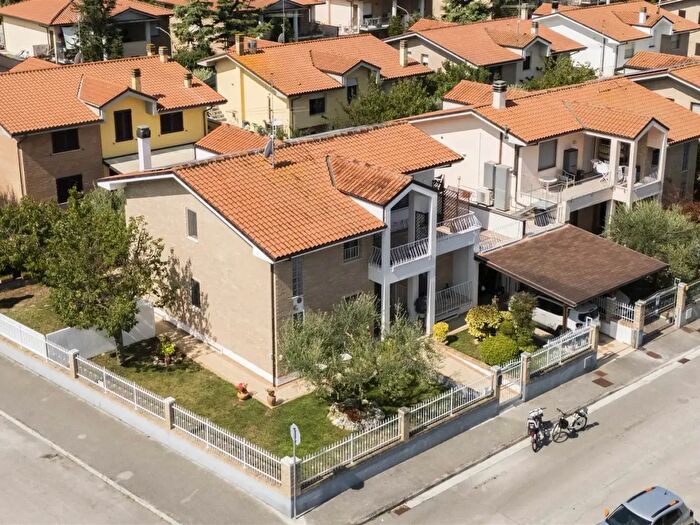 Casa con 10 locali in vendita in Via Brodolini, Senigallia