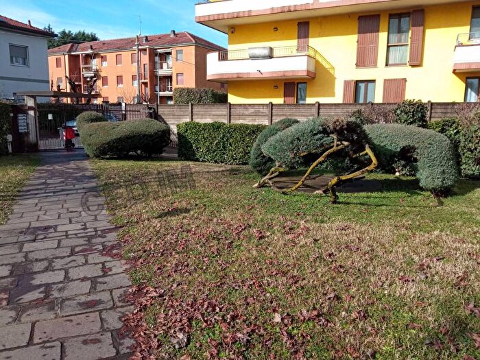 Appartamento trilocale in affitto in Via Francesco Caracciolo, Centro, Lainate