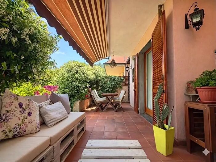 Casa quadrilocale in vendita in Montignoso