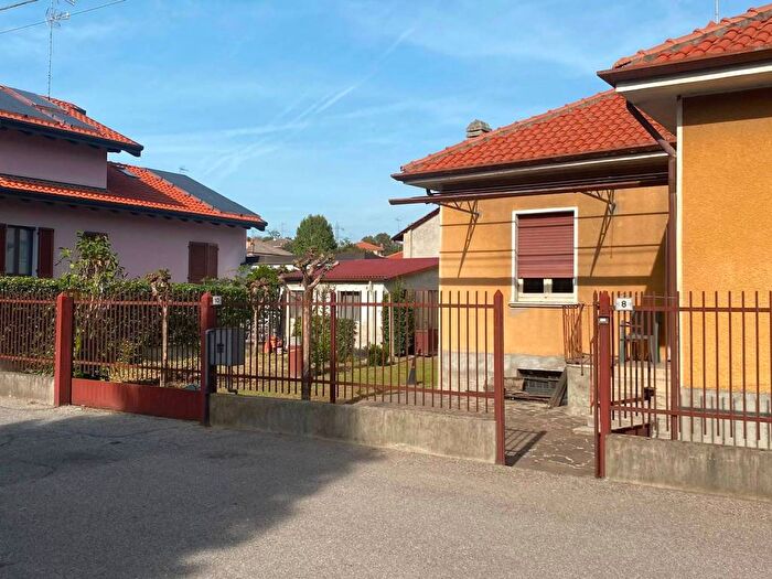 Casa quadrilocale in vendita in Via San Luigi, Centro, Magenta