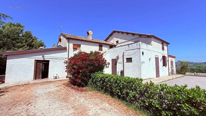 Casa con 13 locali in vendita in Contrada Tronto Snc, Ancarano