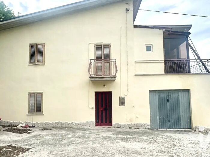 Casa con 7 locali in vendita in Via Centrale, Civitella Del Tronto