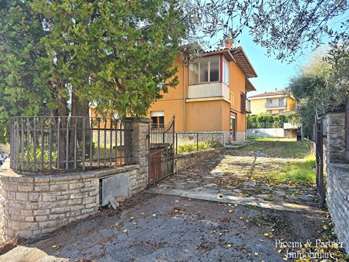 Casa con 13 locali in vendita in Via Mario Lucertini, Passignano Sul Trasimeno