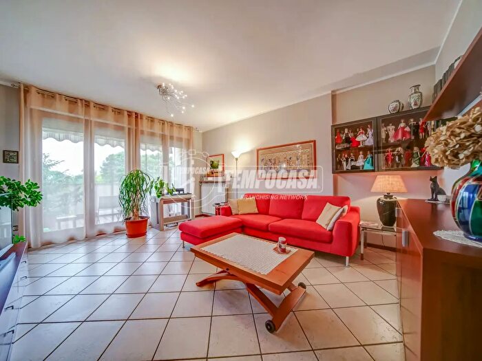 Appartamento trilocale in vendita in Via dei Salici, Gallarate