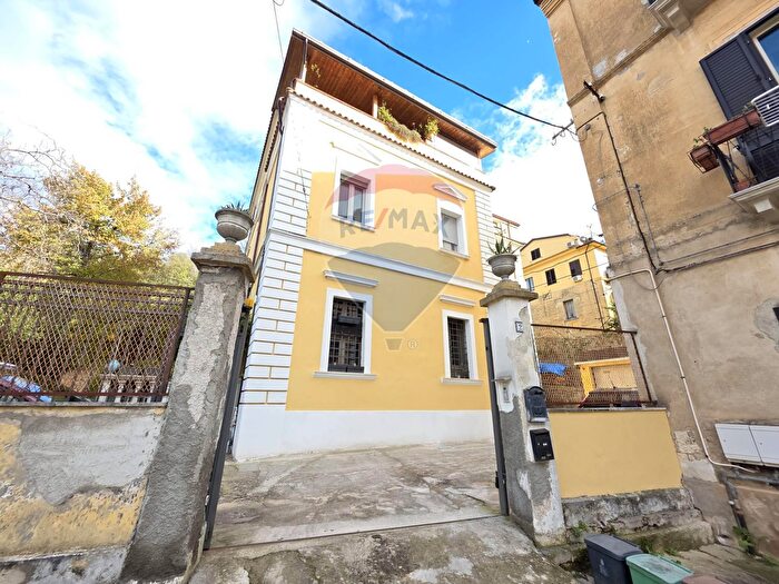 Appartamento con 6 locali in vendita in Via Alfonso Salfi, Cosenza