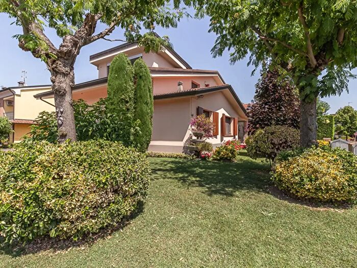 Casa con 14 locali in vendita in Via Claudio Gallerani, Terre del Reno