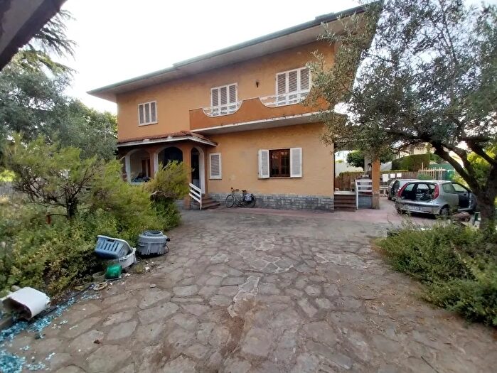 Casa con 8 locali in vendita in Camaiore