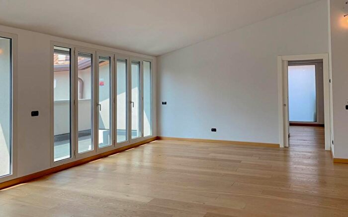 Appartamento quadrilocale in affitto in Via Modena, Milano