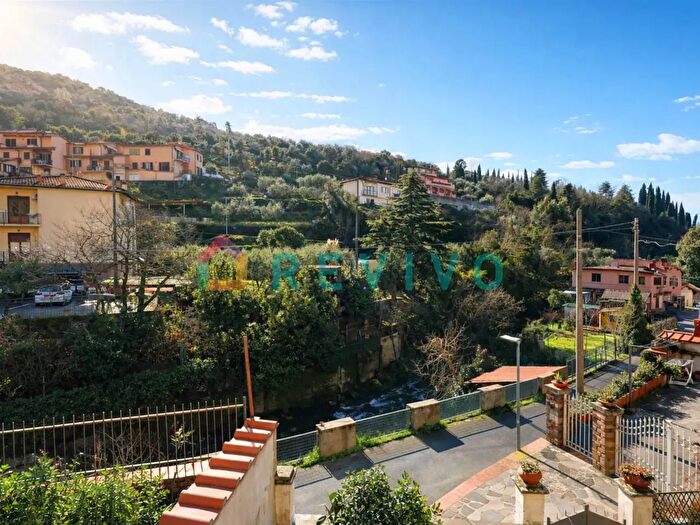 Casa con 5 locali in vendita in Reggello