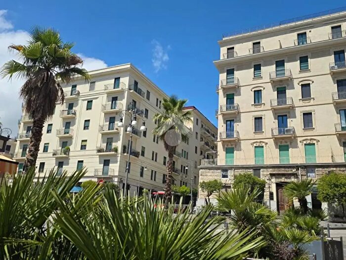 Appartamento quadrilocale in vendita in Piazza XXIV Maggio, Salerno