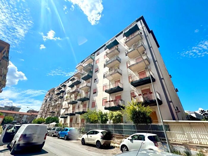 Appartamento con 5 locali in vendita in Via Re Enzo, Palermo