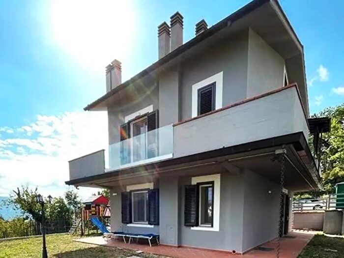 Casa con 7 locali in vendita in Via Emilio Bertini, Vaiano