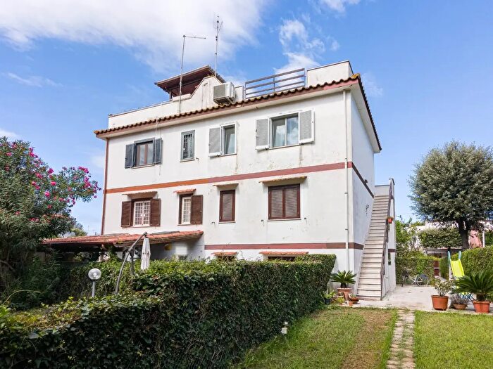 Appartamento trilocale in vendita in Via Praiano, Fiumicino