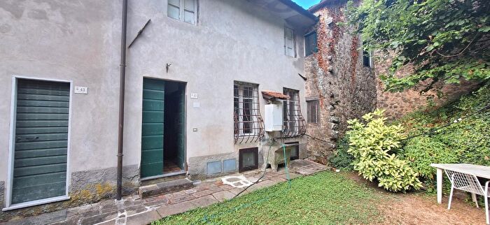 Casa con 9 locali in vendita in Pescaglia