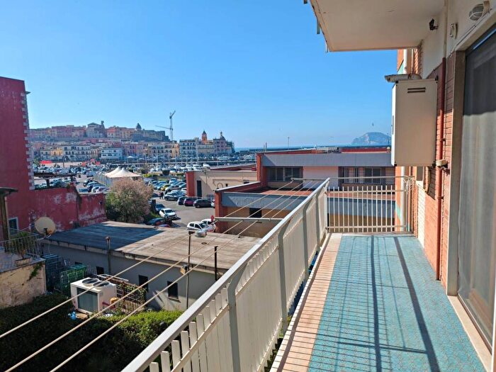 Appartamento quadrilocale in affitto in Via Nicola Fasano, Porto, Pozzuoli