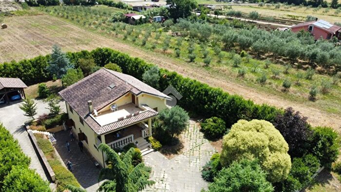 Casa con 8 locali in vendita in Via Vicenne, SantElia Fiumerapido