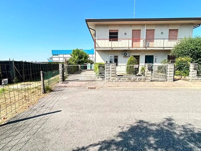 Casa con 6 locali in vendita in Via Maurelio Falzoni, Conselice