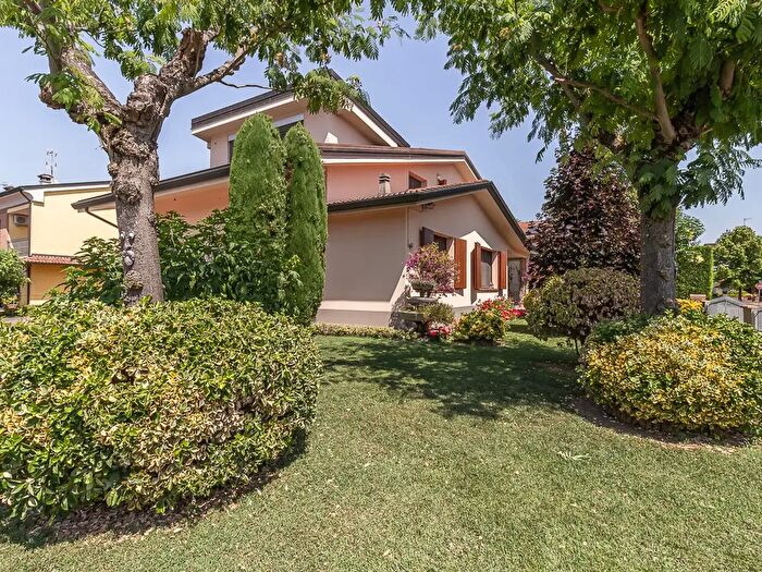 Casa con 14 locali in vendita in Via Claudio Gallerani, Terre del Reno