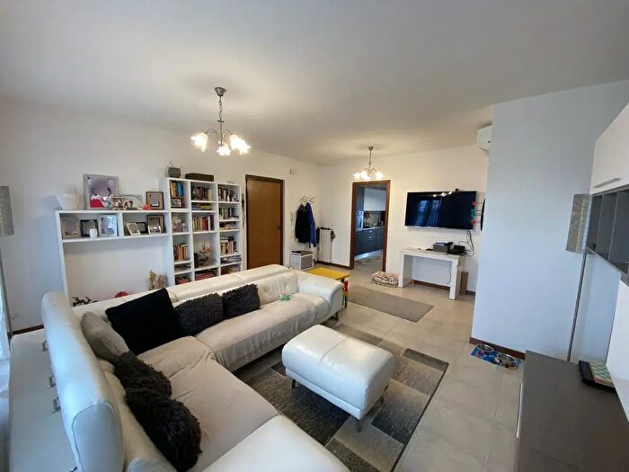 Appartamento trilocale in vendita in Via Venezia, Trevenzuolo