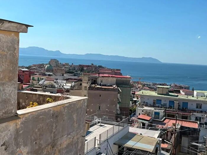 Appartamento con 5 locali in affitto in Corso Vittorio Emanuele, Napoli