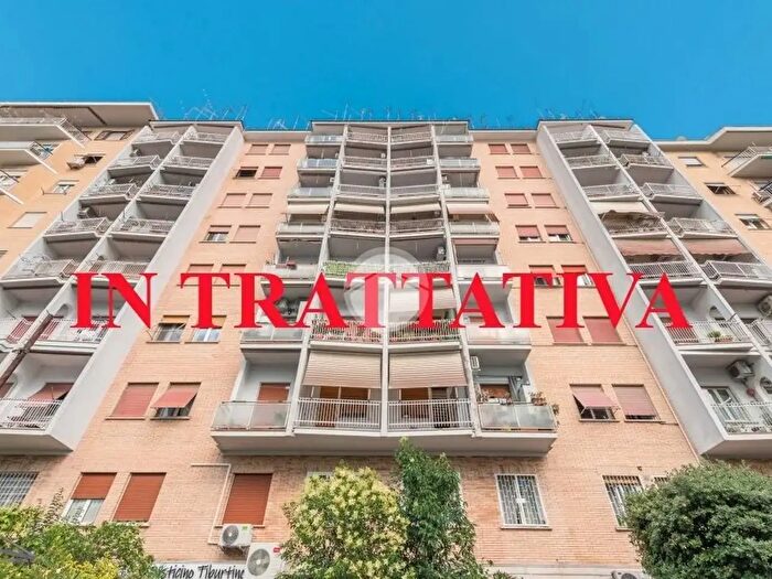 Appartamento trilocale in vendita in Via Camesena, Roma