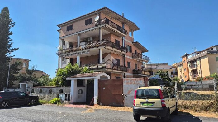 Appartamento trilocale in vendita in Via Maruggio, Roma