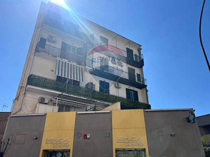 Appartamento trilocale in vendita in Via Janfolla, Napoli
