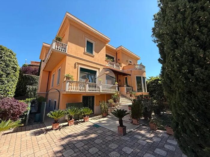 Casa con 10 locali in vendita in Viale Guglielmo Marconi, Montebuono
