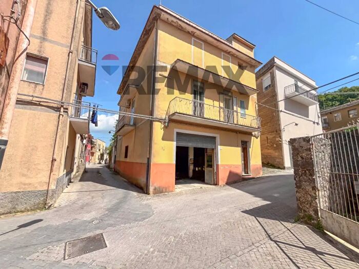 Casa con 6 locali in vendita in Via Rodolfo Morandi, Buccheri