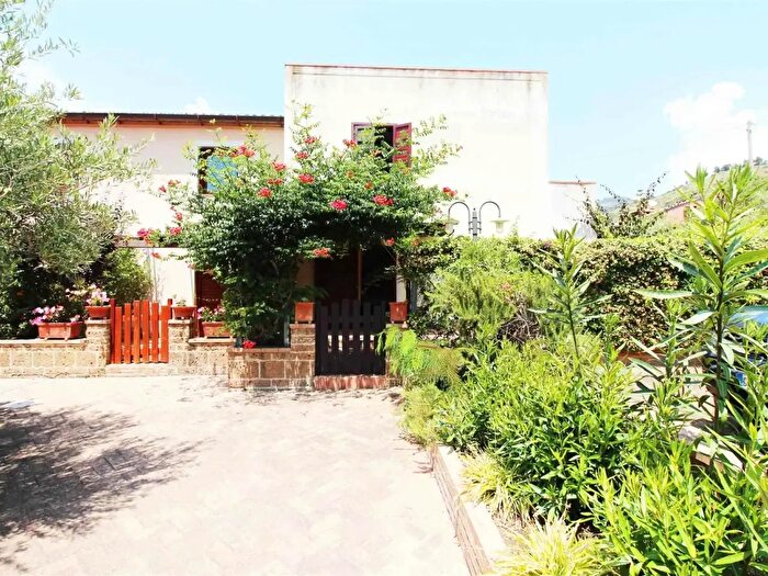 Casa con 5 locali in affitto in Pollica