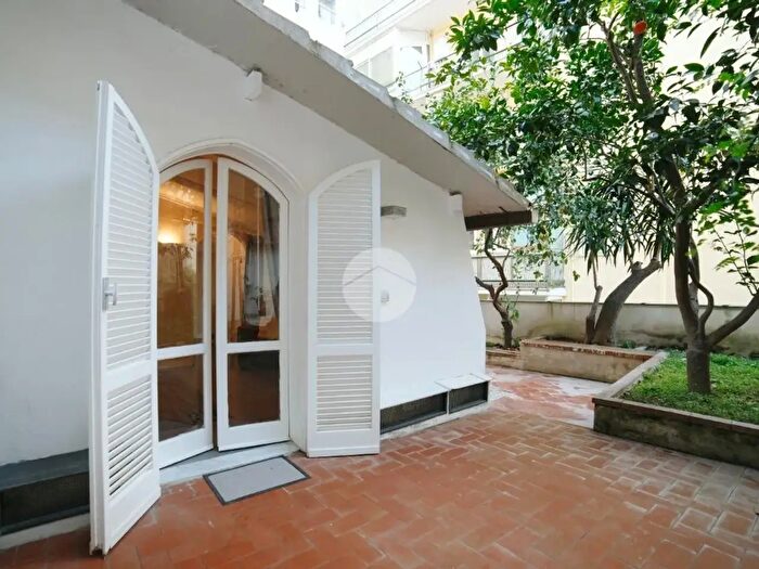 Appartamento trilocale in vendita in Piazzetta Mondragone, Napoli
