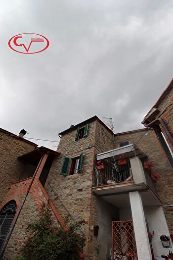 Casa con 8 locali in vendita in Via Poggio di Loro, Loro Ciuffenna