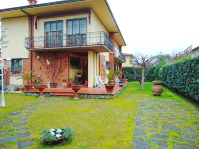 Appartamento con 6 locali in affitto in Via Trento, Forte Dei Marmi