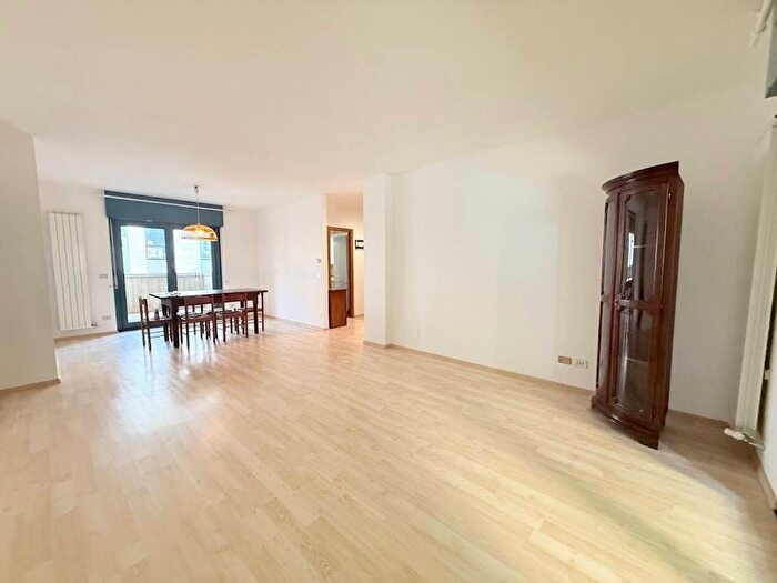 Appartamento con 5 locali in affitto in Via di Romagna, Scorcola, Trieste