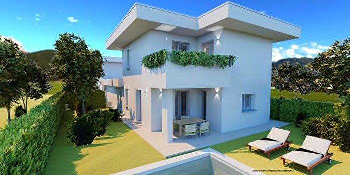 Casa quadrilocale in vendita in Via Alessandro Volta, Cirimido