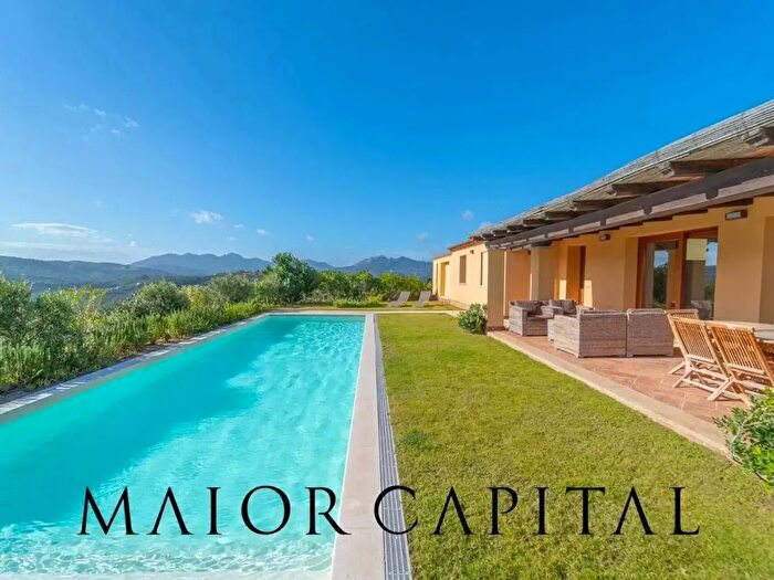 Casa con 5 locali in vendita in Olbia