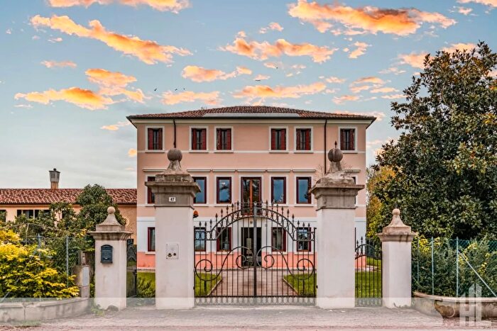 Casa con 14 locali in vendita in Oderzo