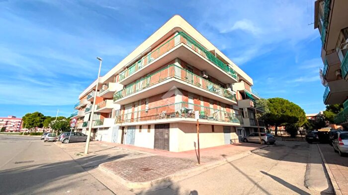 Appartamento quadrilocale in vendita in Via Canusium, Margherita Di Savoia