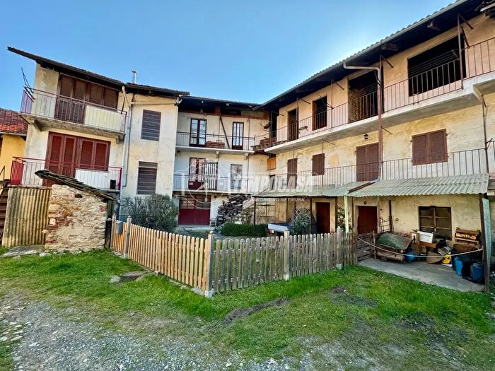 Appartamento con 8 locali in vendita in Via Forno Frazione Macchia, Forno Canavese