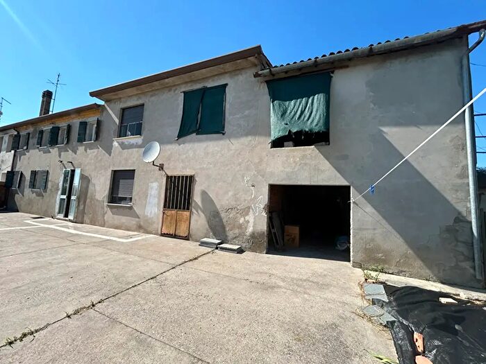 Casa con 8 locali in vendita in Via Brenta, Minerbe