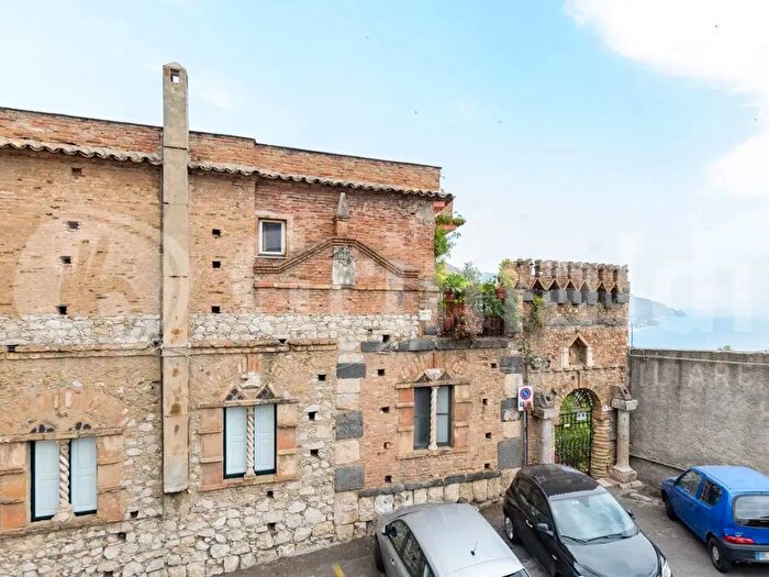 Appartamento trilocale in vendita in Via Fontana Vecchia, Taormina