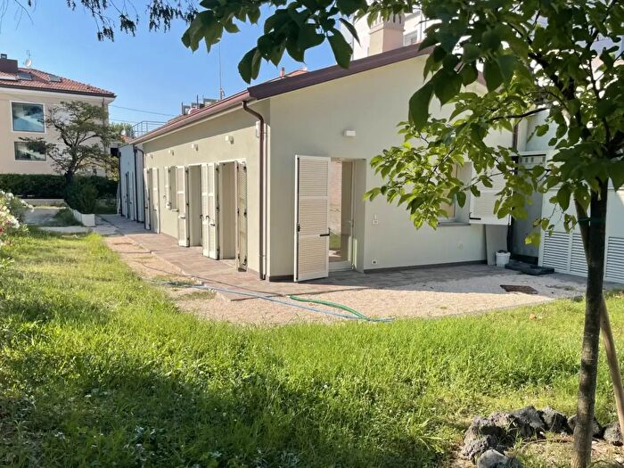 Casa con 7 locali in vendita in Viale Zara, Pesaro