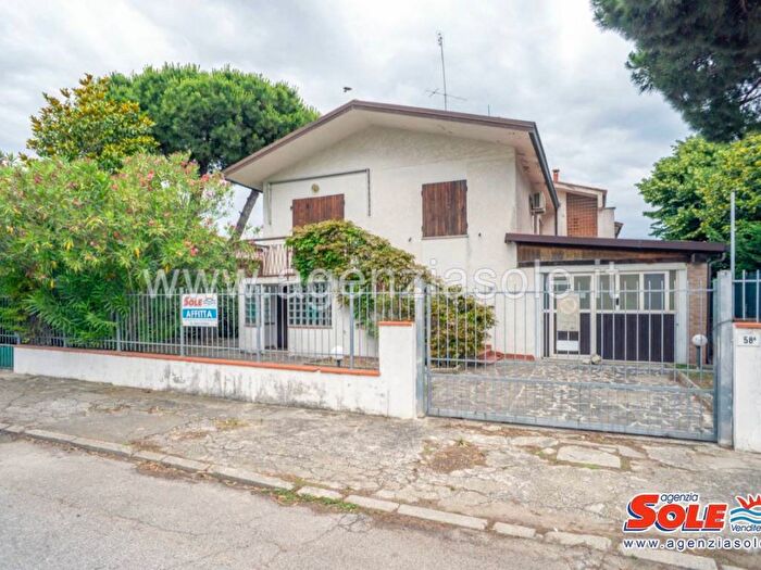 Casa con 6 locali in affitto in Viale Canada, Lido delle Nazioni, Comacchio