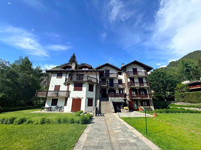 Appartamento trilocale in affitto in Strada del Villair, Centro, Courmayeur