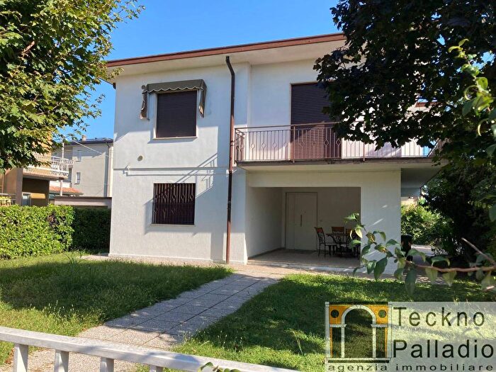 Casa con 6 locali in affitto in Centro, Torri di Quartesolo