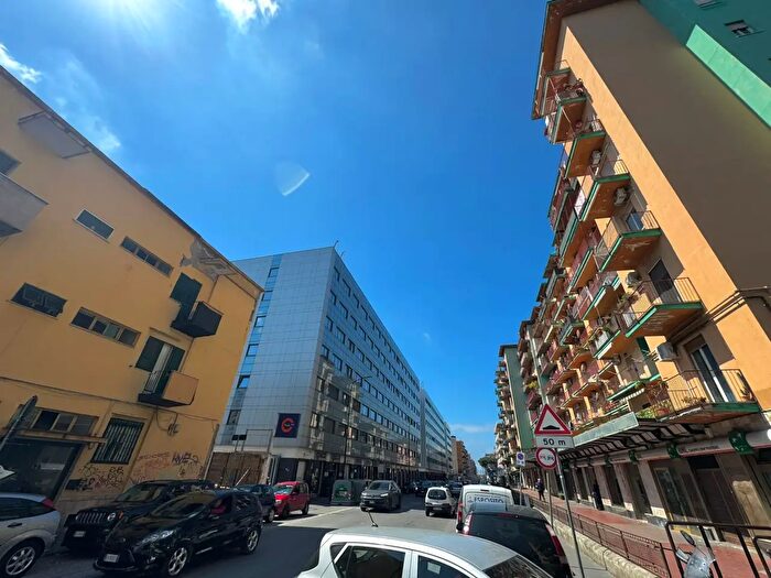 Appartamento trilocale in vendita in Via Gennaro Capuozzo, Napoli