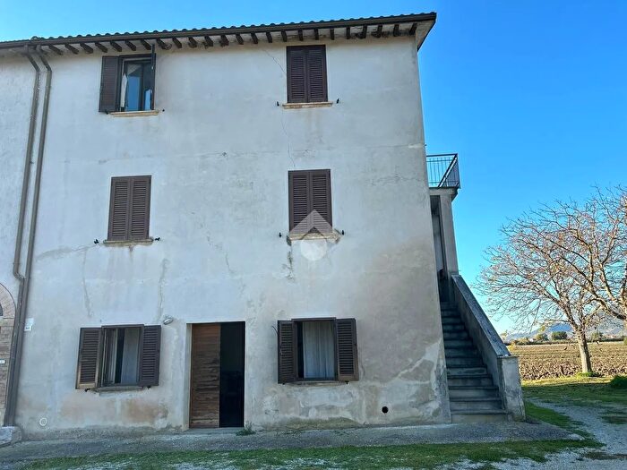 Casa con 6 locali in vendita in Località Fontanelle, Gubbio