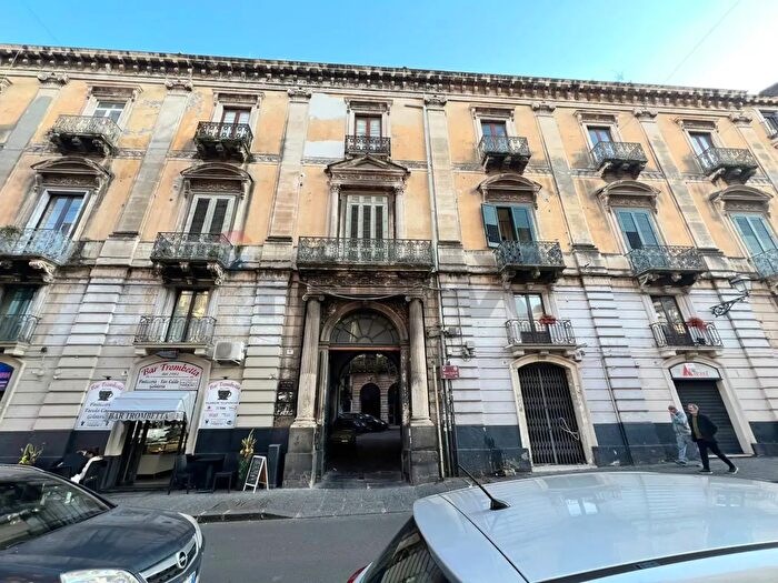Appartamento con 6 locali in vendita in Via Garibaldi, Catania