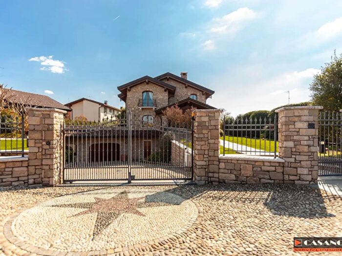 Casa con 6 locali in vendita in Olgiate Comasco